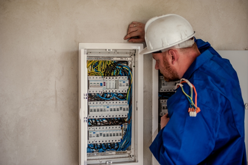 electricite-MOUGINS-min_electrician-2755683